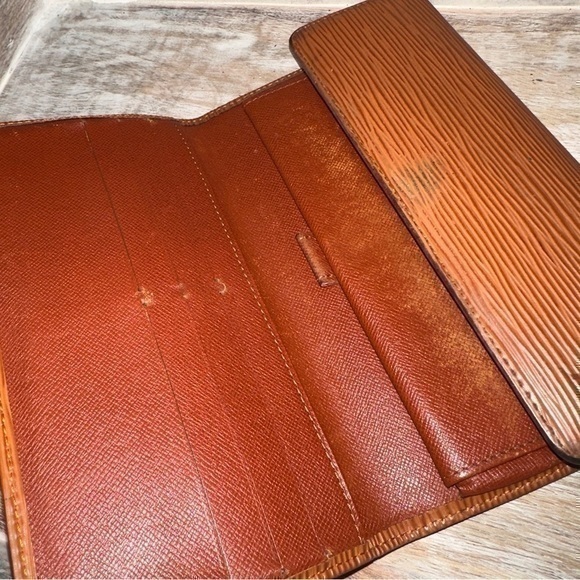 AUTHENTIC Louis Vuitton Monogram wallet/billfold. - Picture 7 of 16